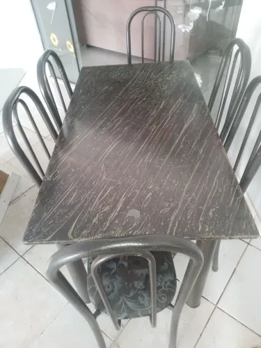 Mesa de mármore com 6 cadeira com detalhes de uso mas conservada sem ferrugem nem descas