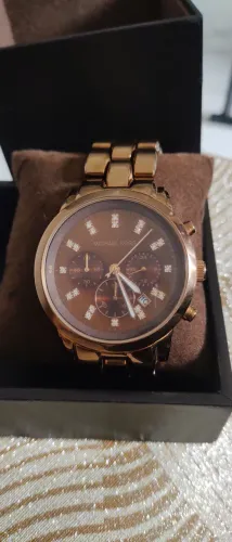 Relógio Michael Kors Feminino Cronógrafo (modelo MK5415) em tom rosê com mostrador marrom