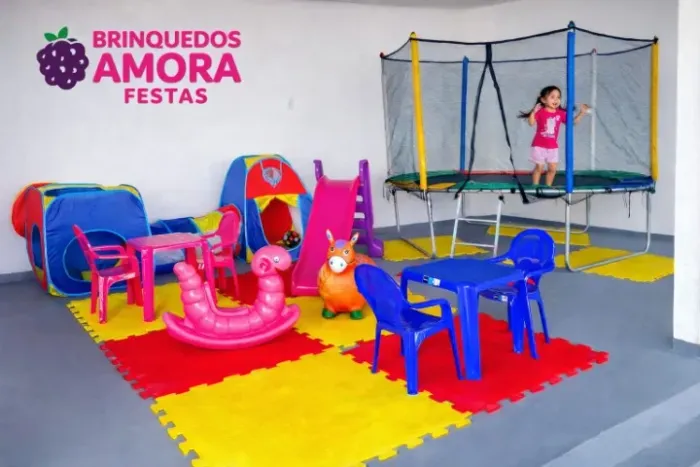 Pula-pula, casinha de bolinhas e área kids