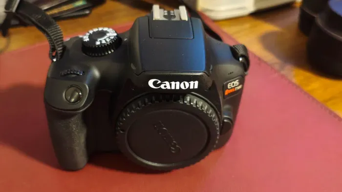 Canon T100 + Lente do kit 18-55mm + Lente 50mm 1.8 tudo com caixa
