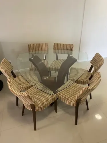 LINDA MESA COM TAMPO DE VIDRO E 6 CADEIRAS ESTOFADAS