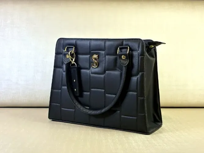 Bolsa Feminina Preta Estruturada Matelassê com Detalhes Dourados