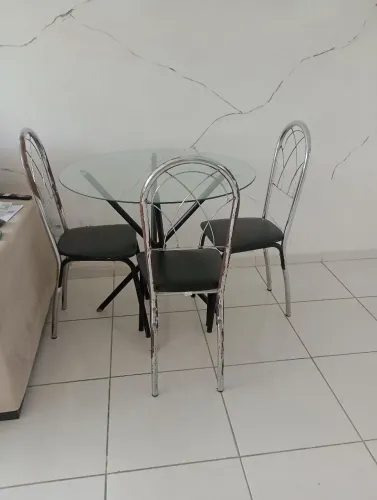 Mesa redonda de vidro com quatro cadeiras 
