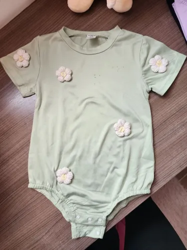 Body menina com flores em croche