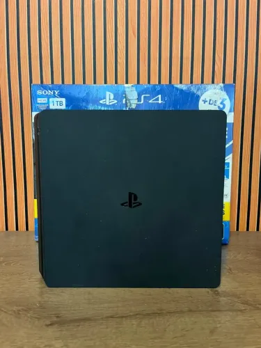 Playstation 4 com um controle 