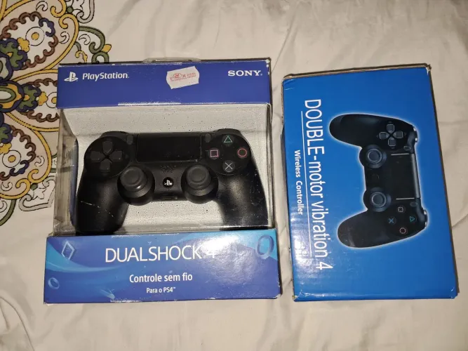 Controle original do ps4 e outro similar
