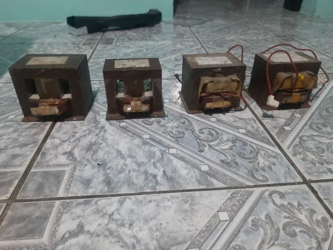 4 Transformadores de micro-ondas por 100,00