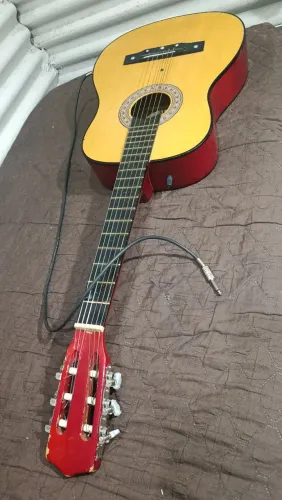 Violão elétrico, regulado por um profissional para ser adequado aos iniciantes! 7.9.2