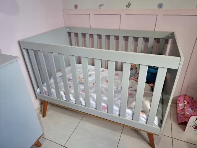 Berço cinza vira cama