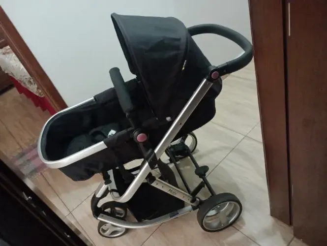 Carrinho de bebê com bebê conforto