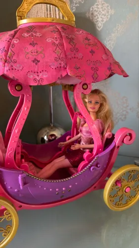 Barbie Corinne + Carruagem Transformável - Barbie e as Três Mosqueteiras
