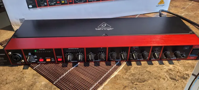 Pre amplificador de microfone  Behringer v1