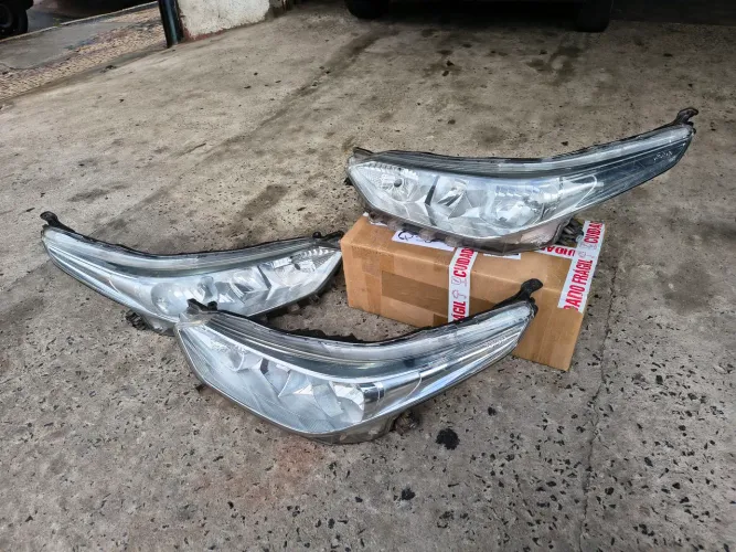 Par de faróis Yaris 17/21 original 