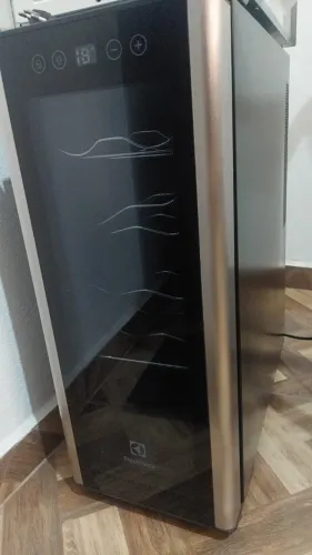 Adega ELETROLUX 12 garrafas