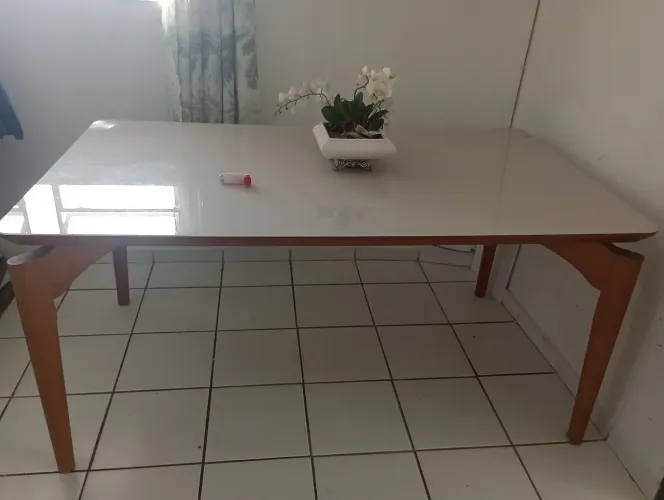 Mesa em madeira com segunda tampo em vidro, para 6 lugares.