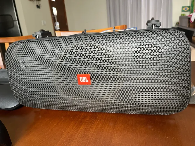 Caixa de som JBL com defeito (placa queimada)