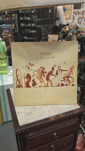 Vinil "A Trick of the Tail" da banda de rock progressivo Genesis