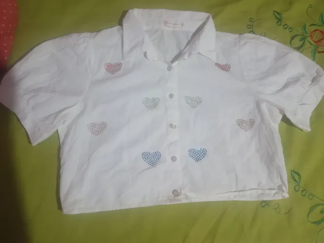 Cropped Branco com Detalhes de Coração