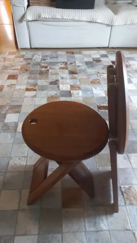 Par de banquinhos de 3 pernas dobráveis, madeira maciça, estilo suíço.
