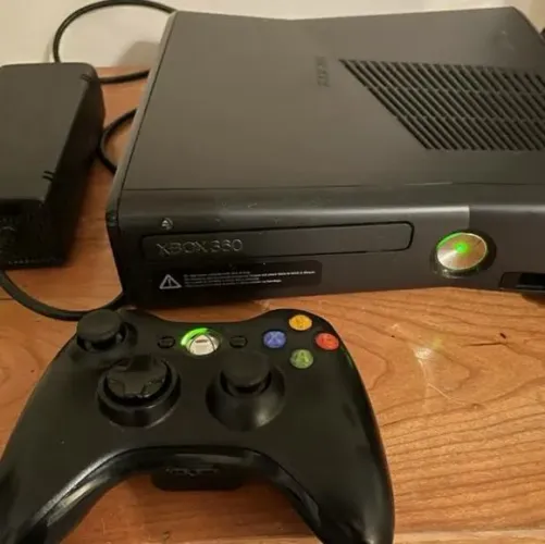 VENDE- SE XBOX 360 EM ÓTIMO ESTADO COM 5 JOGOS TODOS ORIGINAIS COM 2 CONTROLES ORIGINAIS.