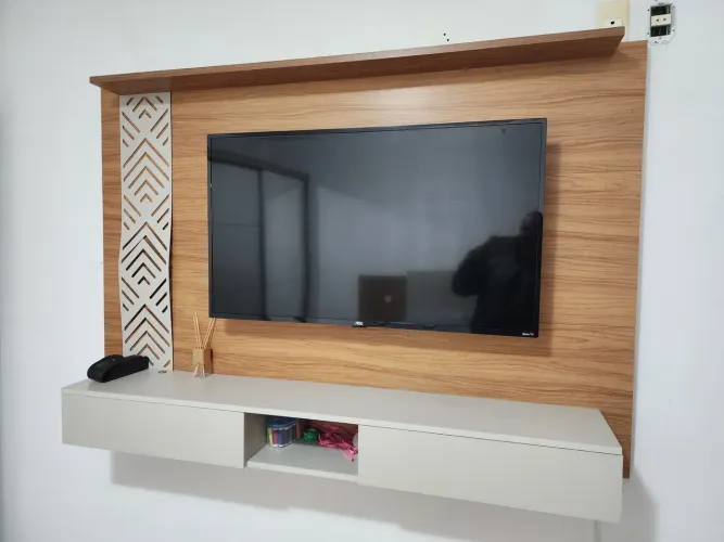 Vendo tv 32 polegadas  Marca: AOC  Possui controle e base que vieram nela VALOR: 600 reais