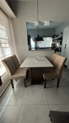 Mesa de jantas com 4 cadeiras