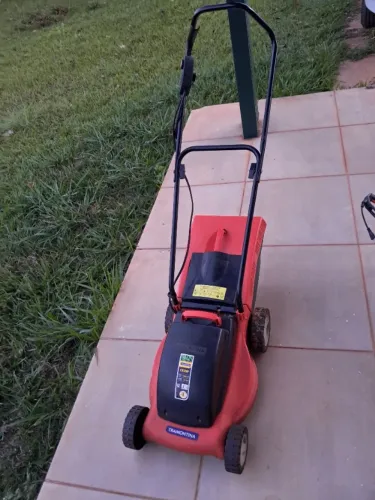Máquina de cortar grama Tramontina 1300w