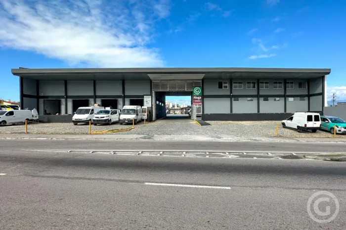 Explore oportunidades únicas neste amplo galpão em Capoeiras, Florianópolis