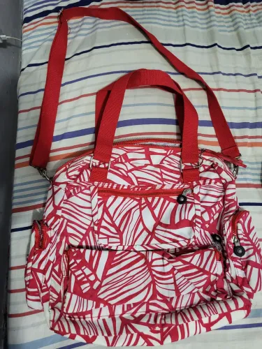 Bolsa grande branca e vermelha usada