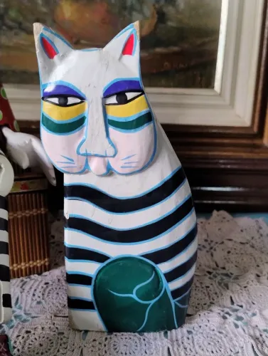 Escultura Gato de madeira pintada a mão