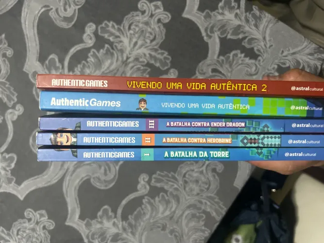 Livros Authentic Games Autografados