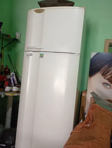 Geladeira gelo seco só gela em cima