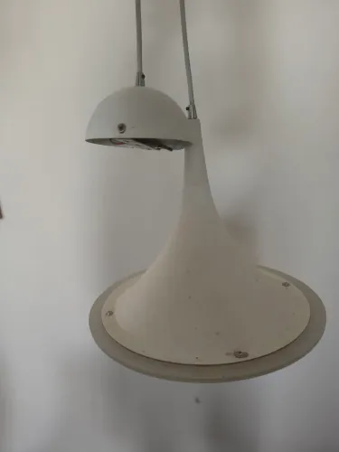 Dois lustres pendentes com acabamento em branco fosco e espelhado sem marcas de uso.zap