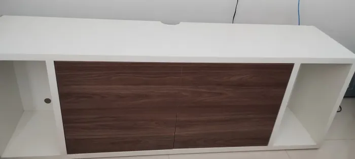 Rack de chão com duas portas e divisória dentro 