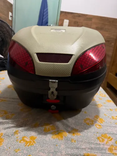 Baú para moto com suporte da Yamaha