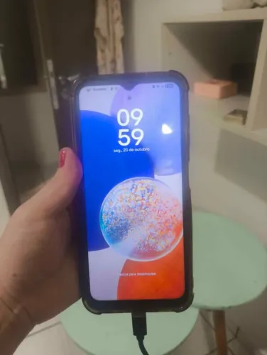 Samsung Galaxy A14 com 128 GB de armazenamento interno.O dispositivo possui uma tela de 6.