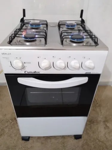 Vendo fogão " ESMALTEC " O FORNO ESTÁ NOVO ".