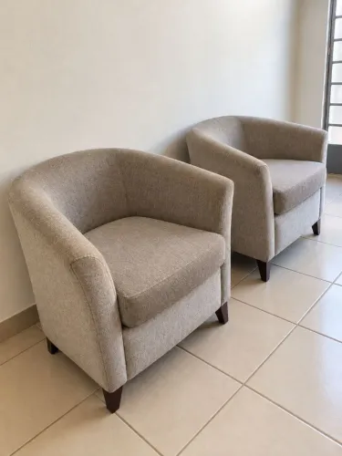 Duas poltronas bege 