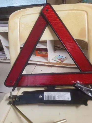 Macaco automotivo e triângulo sem uso