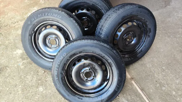Rodas Aro 14 com pneus e calotas. 4x100