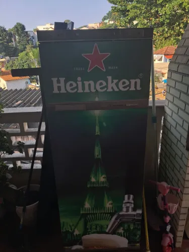 Freezer Frost Free decorado Heineken para bares e estabelecimentos