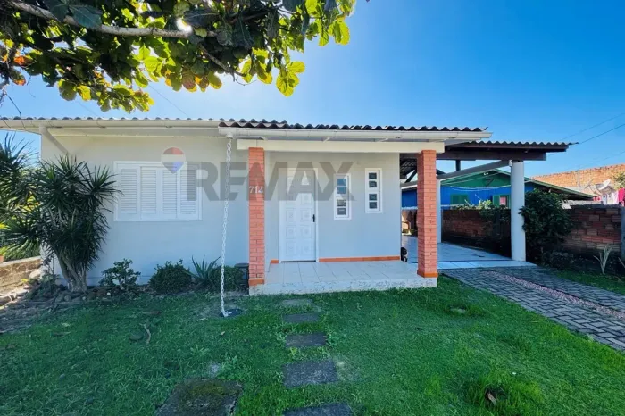 Aluga-se casa com 3 quartos no centro de Balneário Gaivota