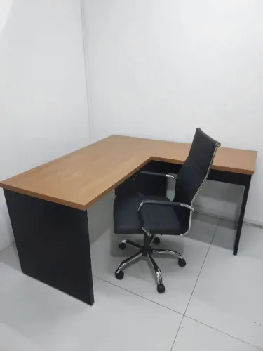 Mesa de escritório em L