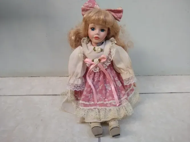 Boneca de Louça Antiga Conservada