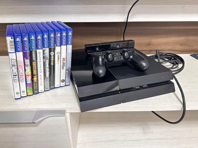 Playstation 4 + PS Camera + Jogos
