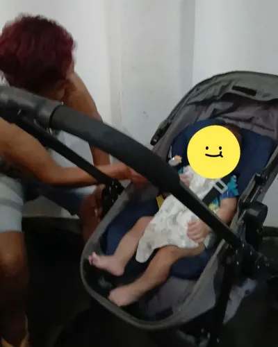 Carrinbo de bebe com bebe conforto
