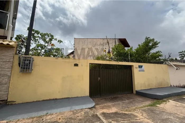 CASA NO BAIRRO SANTISSIMO COM 03 QUARTOS