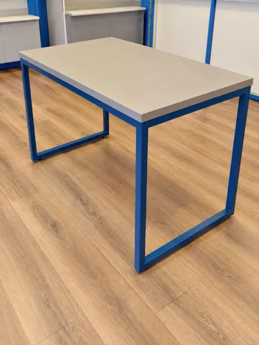 Mesa planejada em MDF 25mm e metalon - 1,00 x 0,60 m
