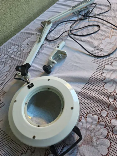 Lupa de mesa para estética