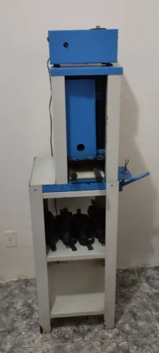 VENDE -SE MÁQUINA DE FABRICAR SANDÁLIA TIPO HAVAIANA SEMI-NOVA ACOMPANHA TODAS AS FORMAS
